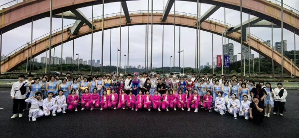 至慧策略 凌晨4点冒雨集结！3700名大学生志愿者点亮贵阳马拉松