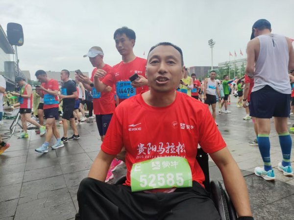 东润金融 2025贵阳马拉松｜徐唐高：轮椅丈量赛道 滚动的风景线诠释生命韧性