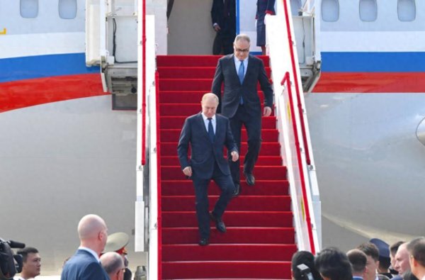 郑州配资网 刚踏上访华专机，俄后方被炸成火海？处处被动的普京还有一张底牌